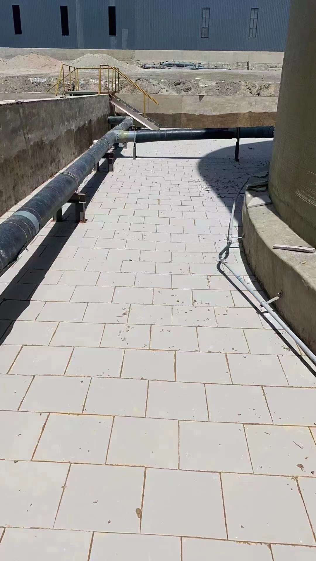 耐酸磚該怎樣粘貼住？耐酸磚施工的時候要留多寬的縫隙?